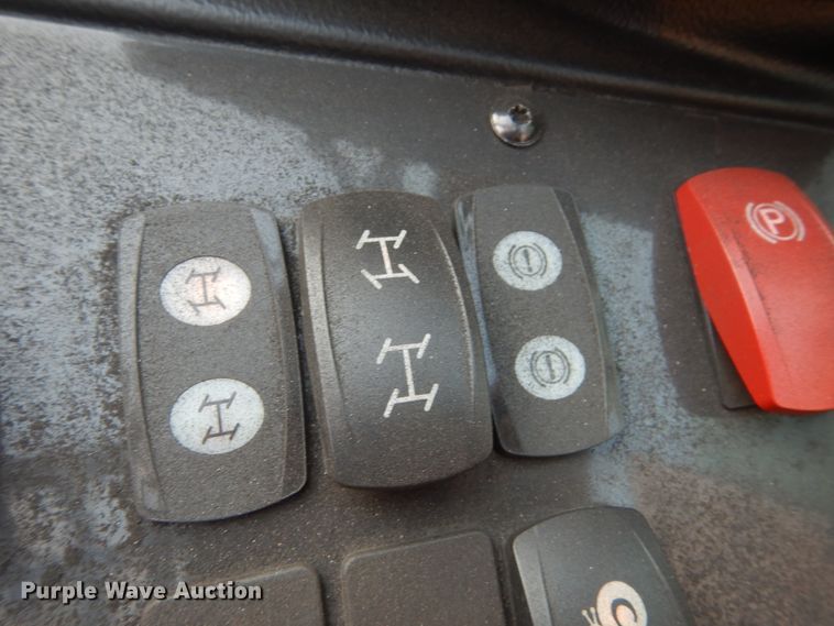 image for item HI9915 2018 Bobcat V519  telehandler