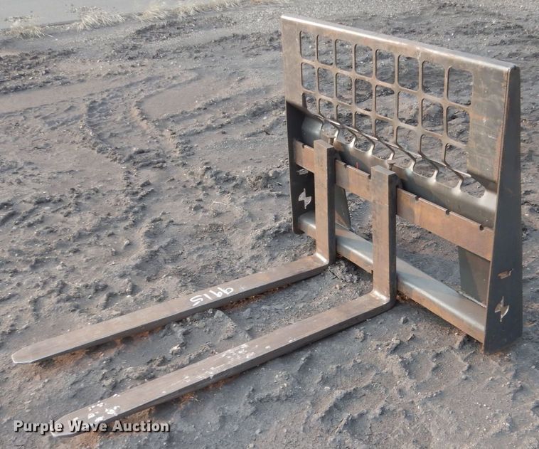 image for item HI9915 2018 Bobcat V519  telehandler