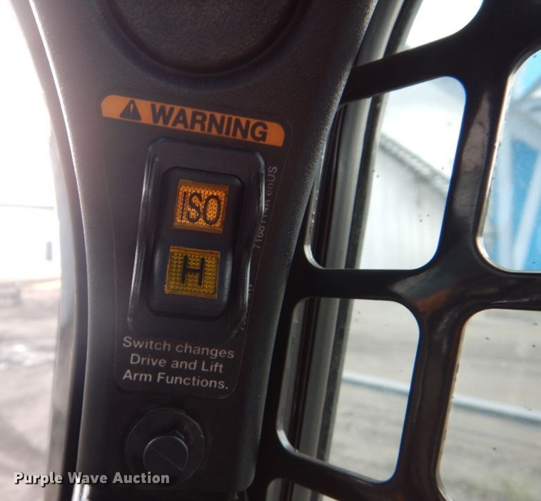 image for item HI9916 2013 Bobcat S750  skid steer loader