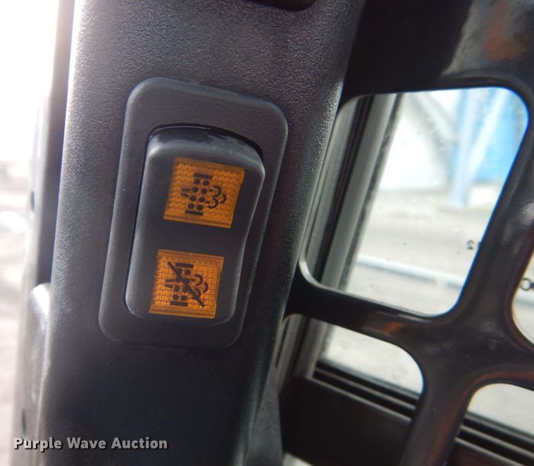 image for item HI9916 2013 Bobcat S750  skid steer loader