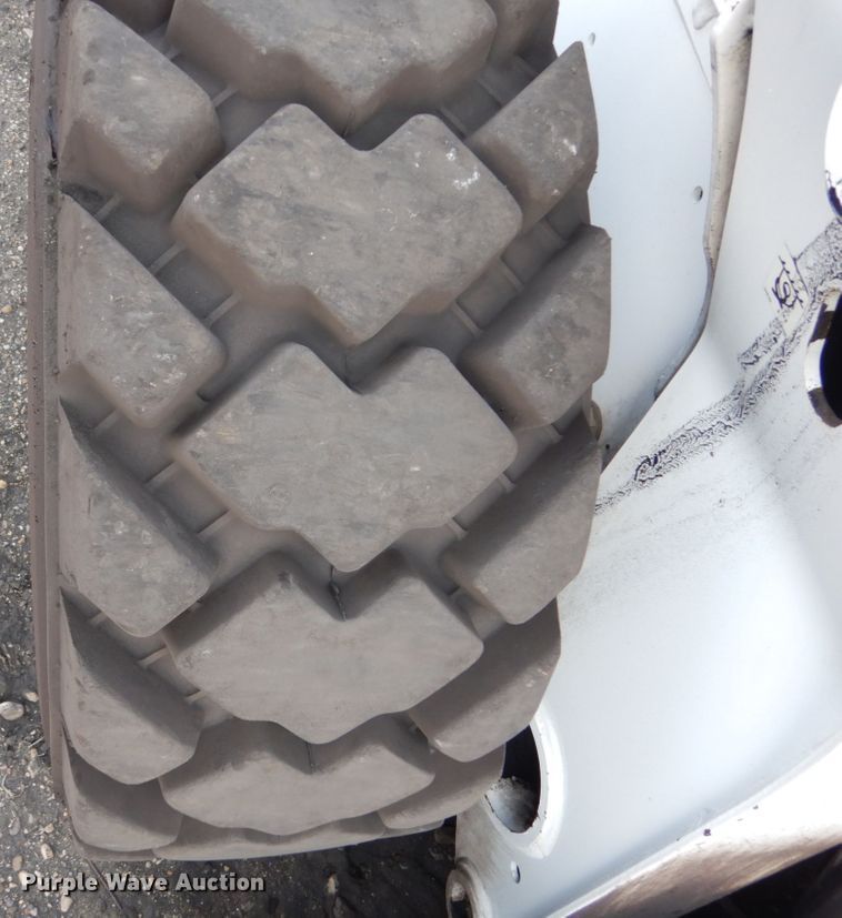 image for item HI9916 2013 Bobcat S750  skid steer loader