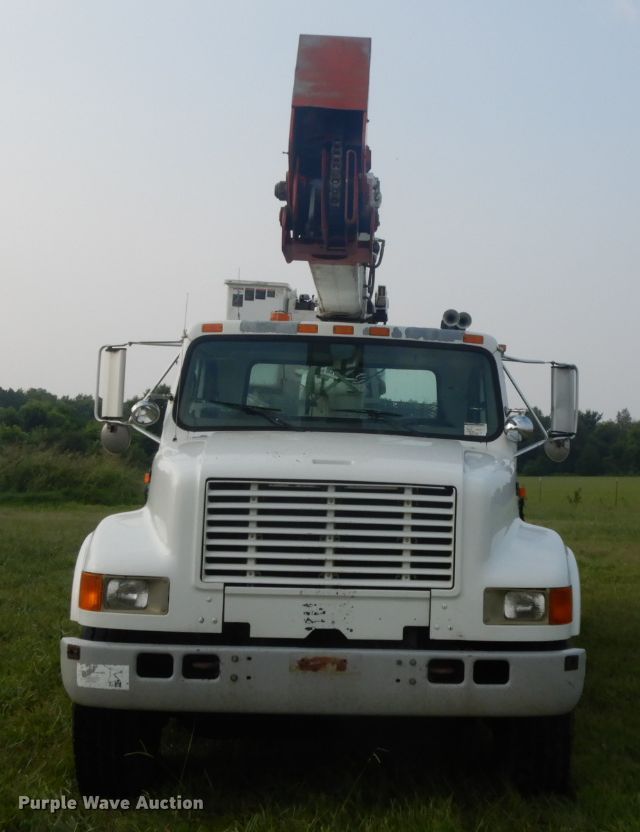 image for item HP9649 2002 International 4900  bucket truck