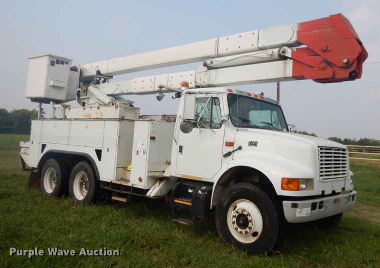 image for item HP9649 2002 International 4900  bucket truck