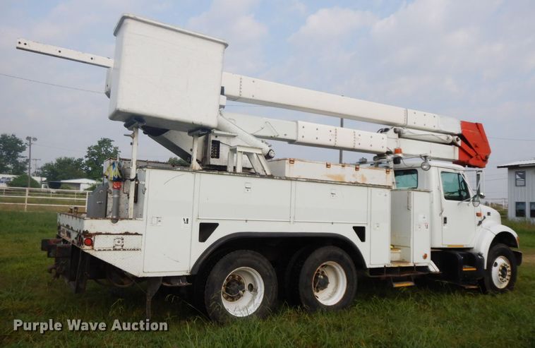 image for item HP9649 2002 International 4900  bucket truck