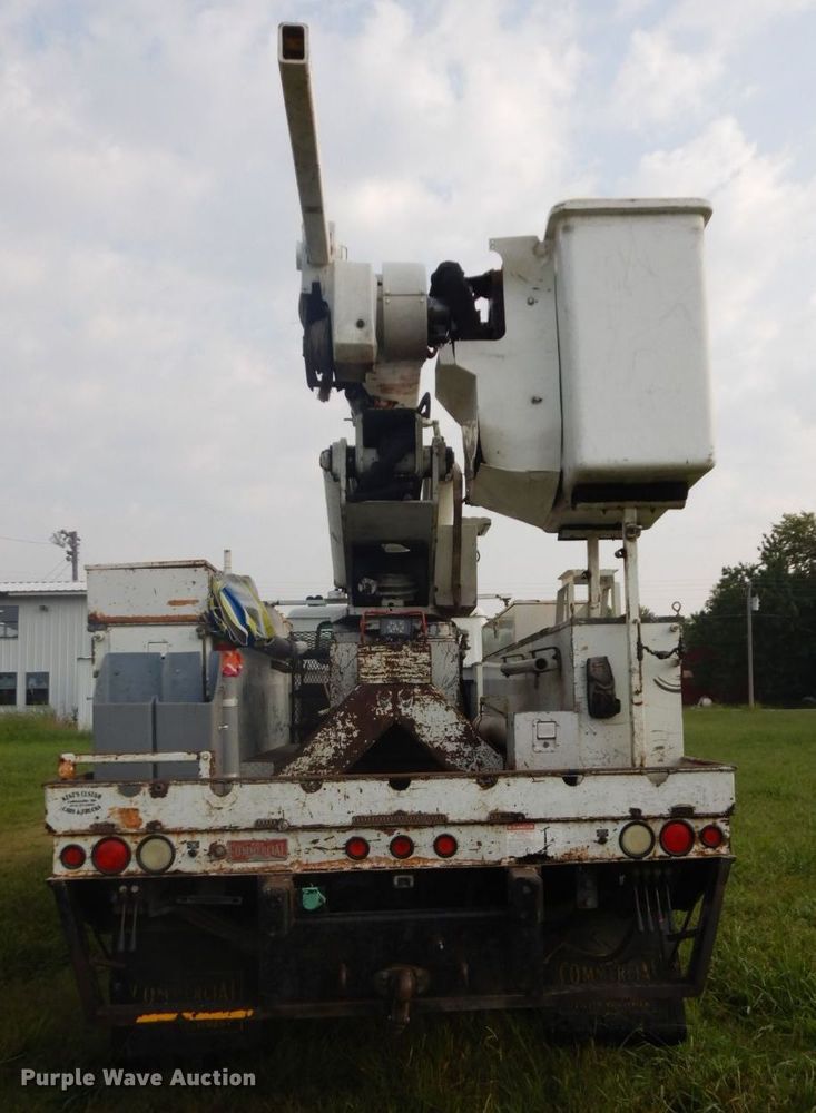 image for item HP9649 2002 International 4900  bucket truck