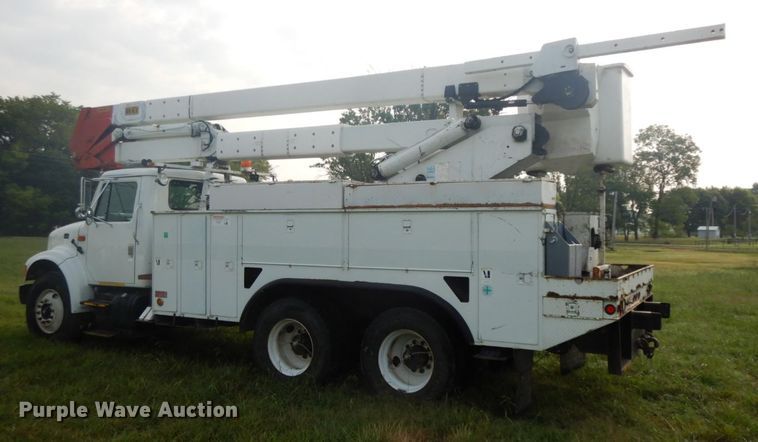 image for item HP9649 2002 International 4900  bucket truck