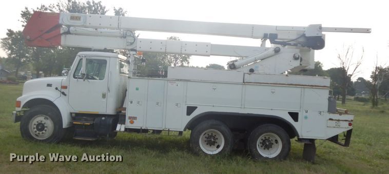 image for item HP9649 2002 International 4900  bucket truck