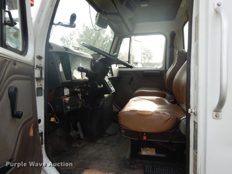 image for item HP9649 2002 International 4900  bucket truck