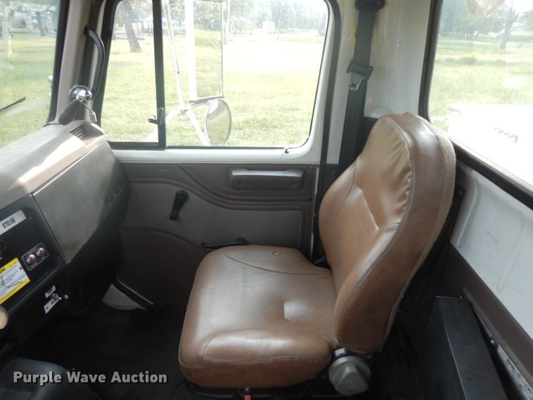 image for item HP9649 2002 International 4900  bucket truck