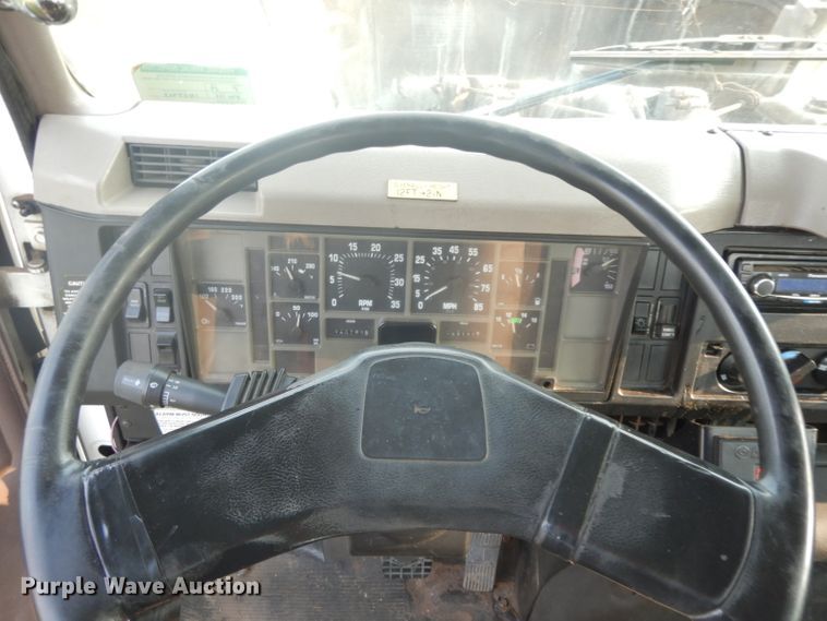 image for item HP9649 2002 International 4900  bucket truck