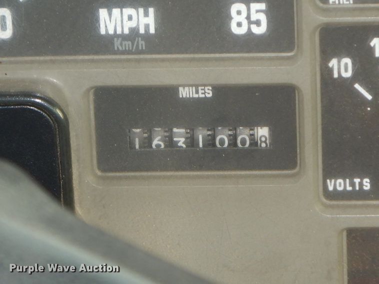 image for item HP9649 2002 International 4900  bucket truck