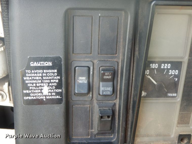 image for item HP9649 2002 International 4900  bucket truck