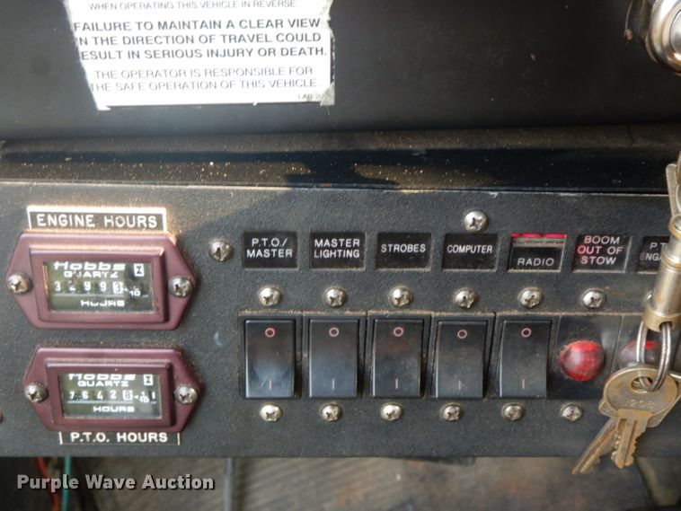 image for item HP9649 2002 International 4900  bucket truck