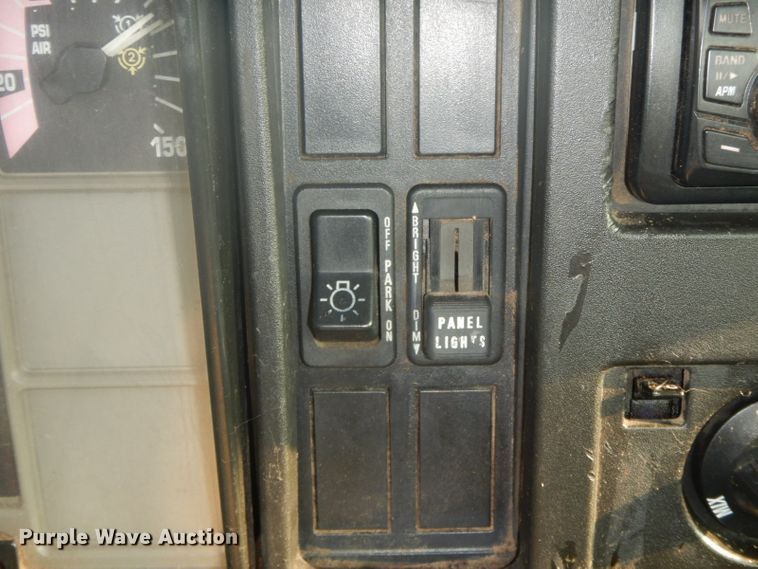 image for item HP9649 2002 International 4900  bucket truck