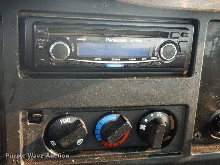 image for item HP9649 2002 International 4900  bucket truck