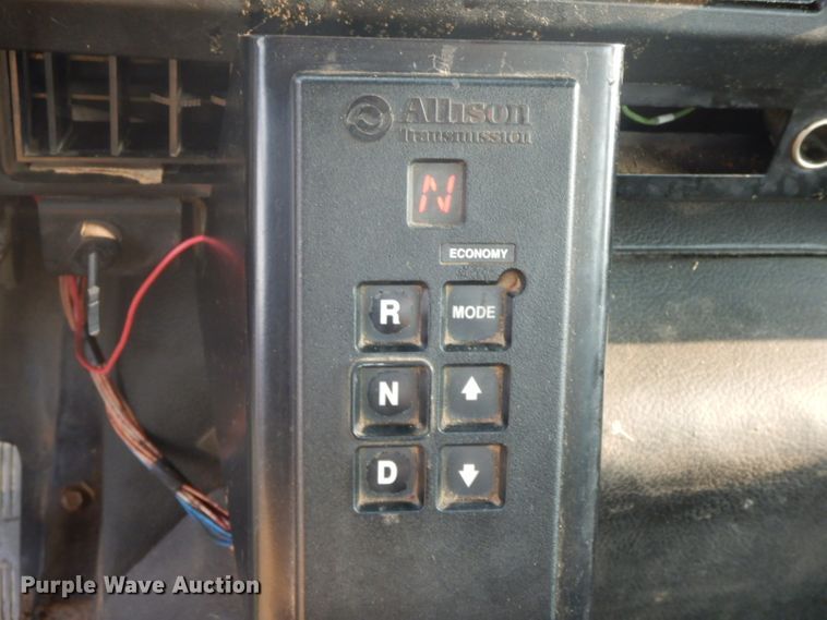 image for item HP9649 2002 International 4900  bucket truck