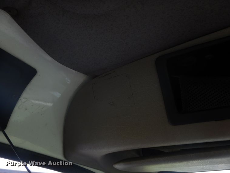 image for item HP9649 2002 International 4900  bucket truck