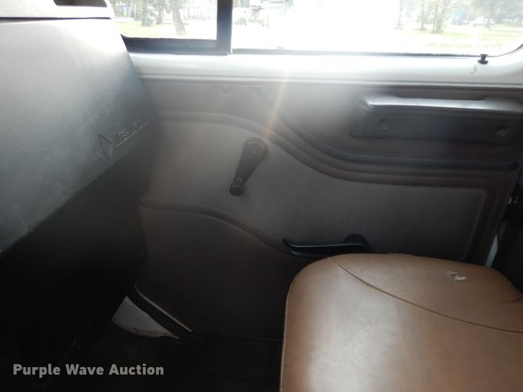 image for item HP9649 2002 International 4900  bucket truck