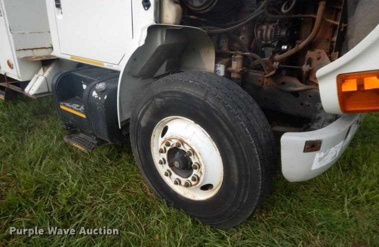 image for item HP9649 2002 International 4900  bucket truck