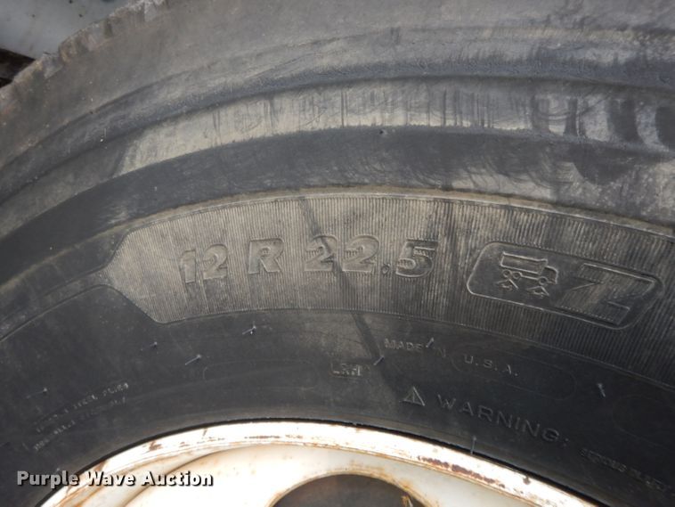 image for item HP9649 2002 International 4900  bucket truck