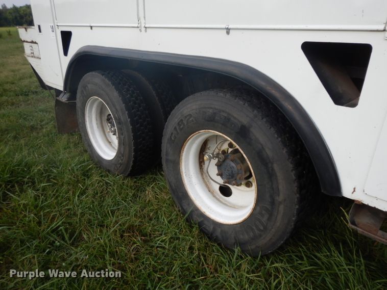 image for item HP9649 2002 International 4900  bucket truck