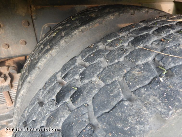 image for item HP9649 2002 International 4900  bucket truck