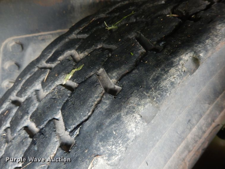 image for item HP9649 2002 International 4900  bucket truck