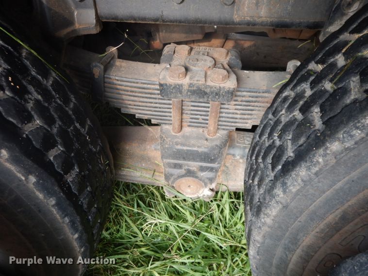 image for item HP9649 2002 International 4900  bucket truck