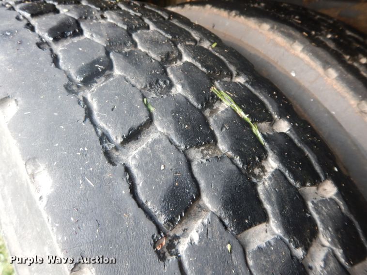 image for item HP9649 2002 International 4900  bucket truck