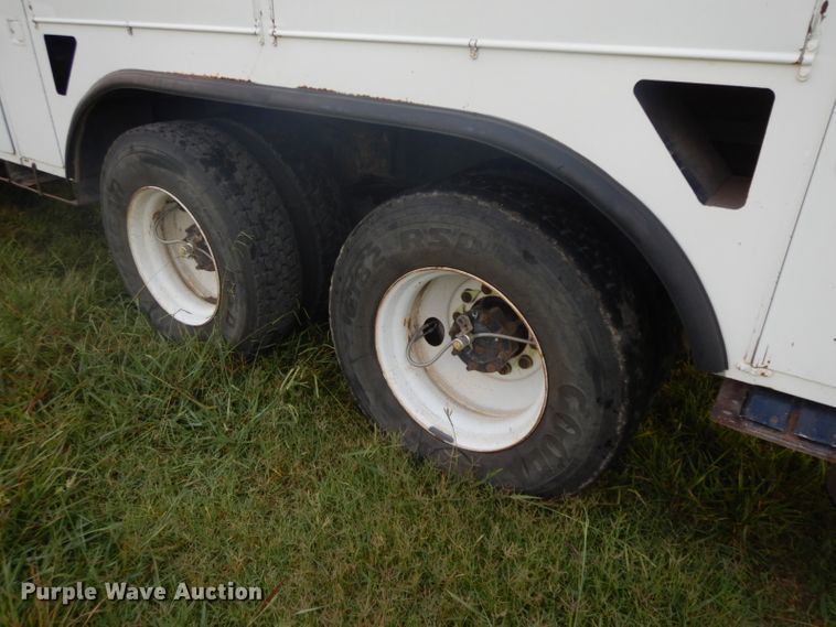 image for item HP9649 2002 International 4900  bucket truck