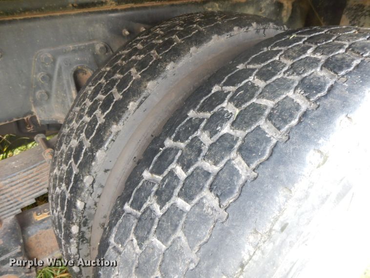 image for item HP9649 2002 International 4900  bucket truck