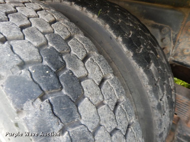 image for item HP9649 2002 International 4900  bucket truck