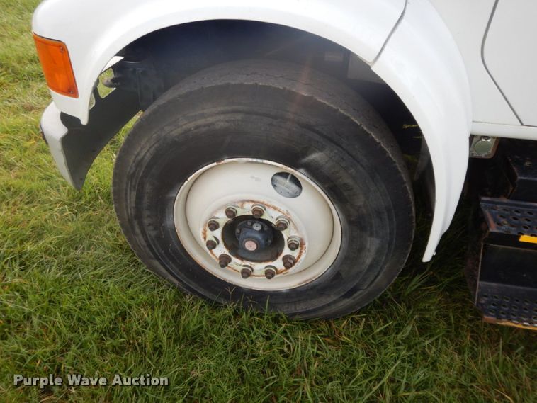 image for item HP9649 2002 International 4900  bucket truck