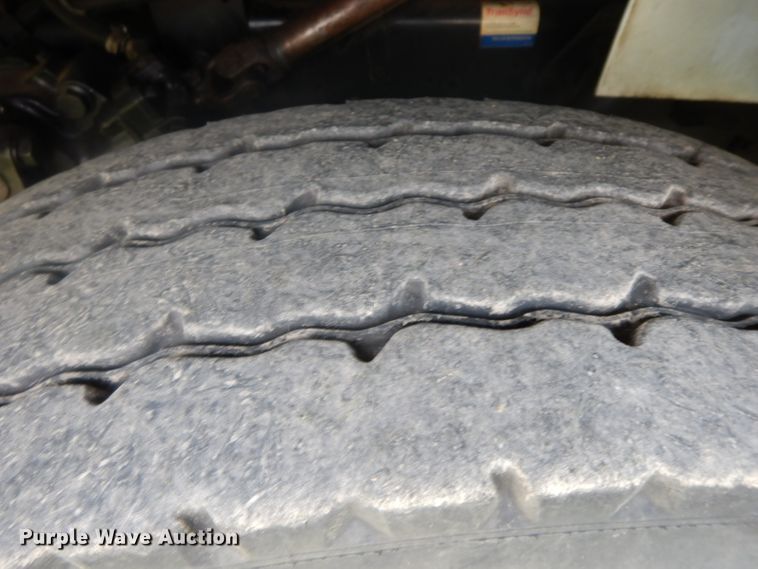 image for item HP9649 2002 International 4900  bucket truck