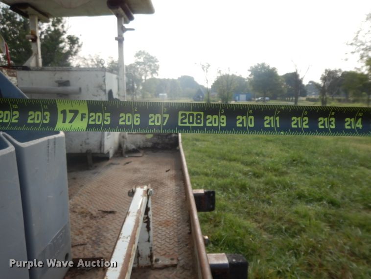 image for item HP9649 2002 International 4900  bucket truck