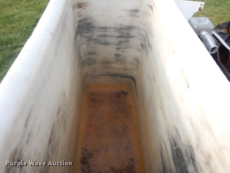 image for item HP9649 2002 International 4900  bucket truck