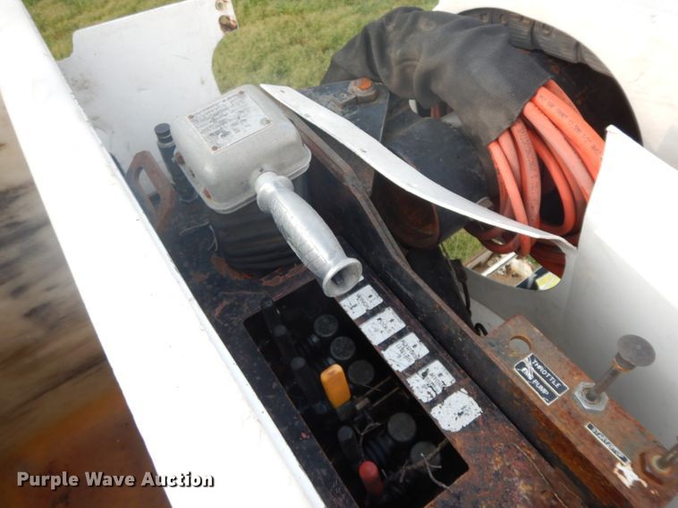 image for item HP9649 2002 International 4900  bucket truck