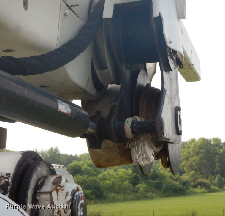 image for item HP9649 2002 International 4900  bucket truck