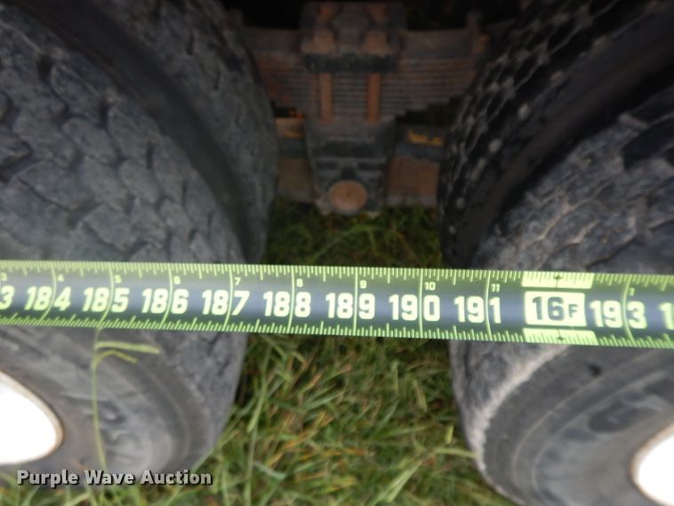 image for item HP9649 2002 International 4900  bucket truck