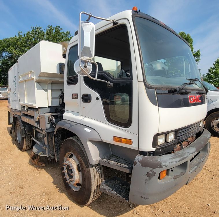 image for item IF9986 2005 GMC T7500  street sweeper truck