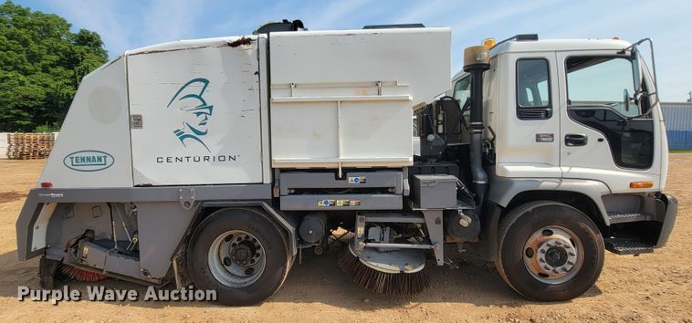image for item IF9986 2005 GMC T7500  street sweeper truck