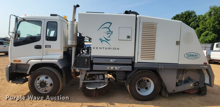 image for item IF9986 2005 GMC T7500  street sweeper truck