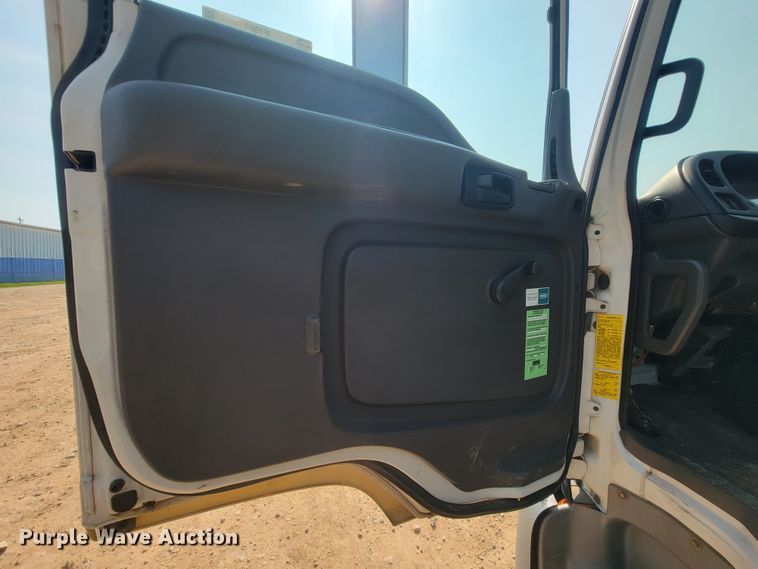 image for item IF9986 2005 GMC T7500  street sweeper truck