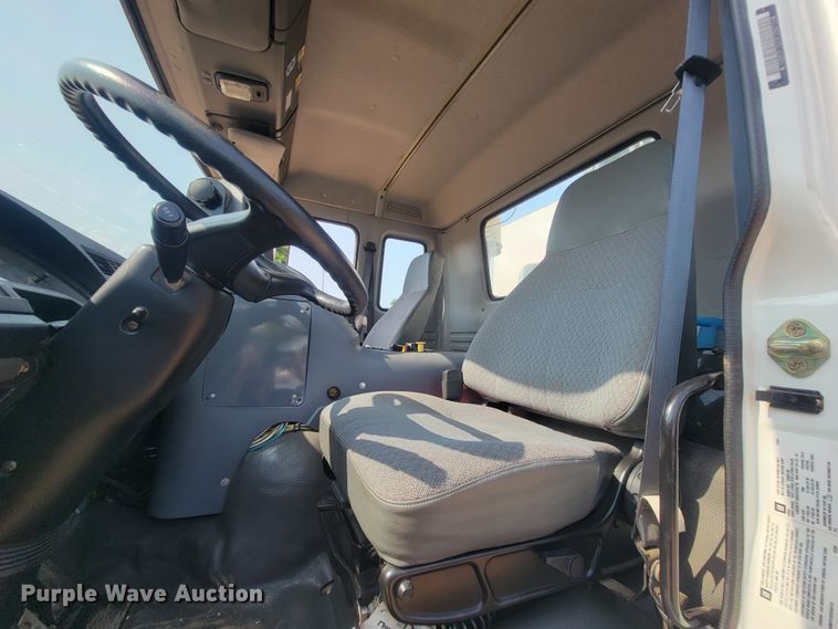 image for item IF9986 2005 GMC T7500  street sweeper truck