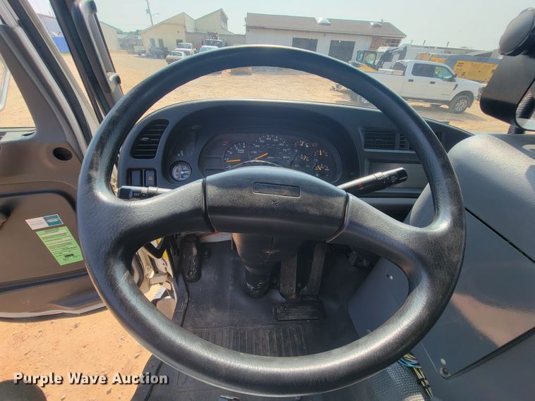 image for item IF9986 2005 GMC T7500  street sweeper truck