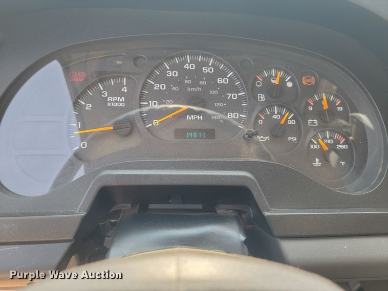 image for item IF9986 2005 GMC T7500  street sweeper truck