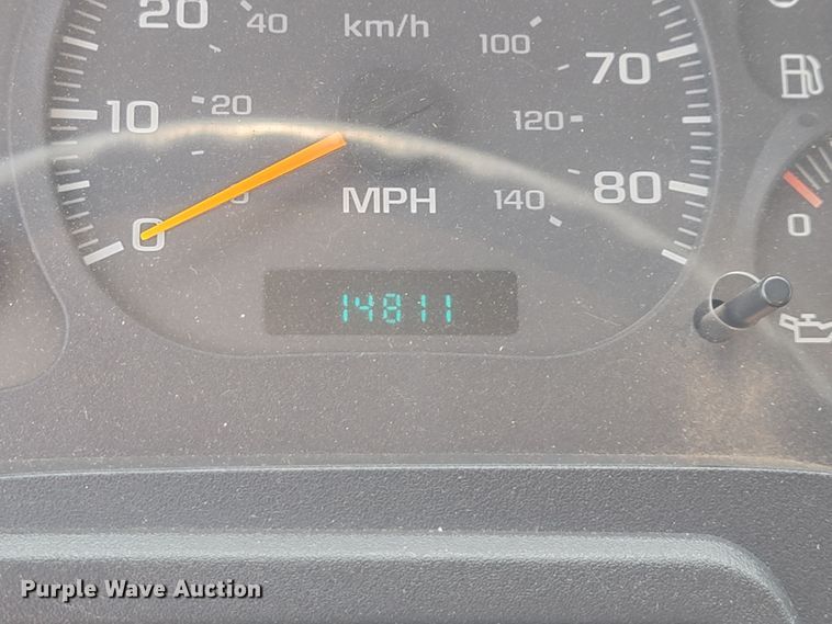 image for item IF9986 2005 GMC T7500  street sweeper truck