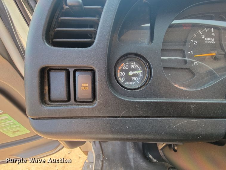 image for item IF9986 2005 GMC T7500  street sweeper truck