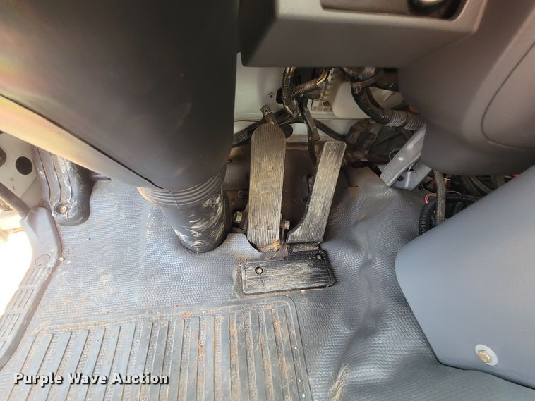 image for item IF9986 2005 GMC T7500  street sweeper truck