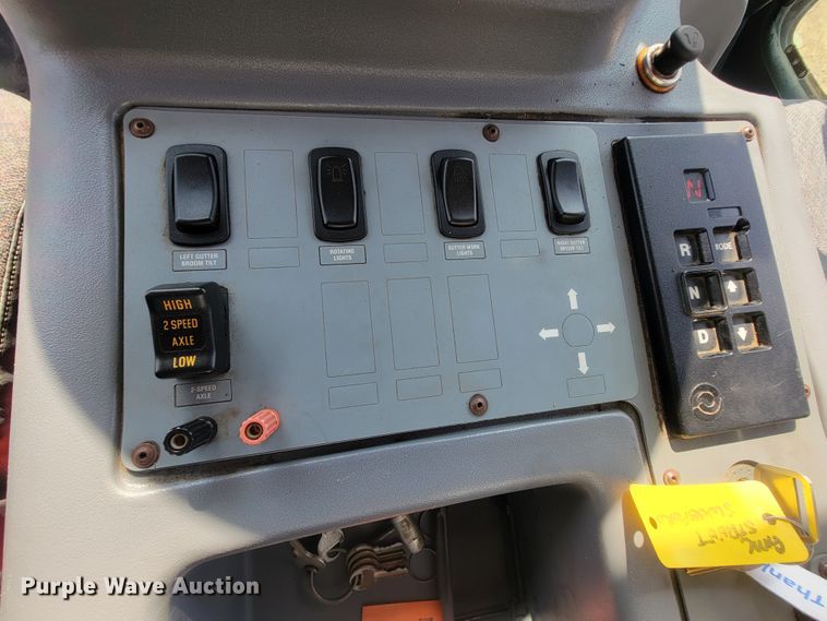 image for item IF9986 2005 GMC T7500  street sweeper truck